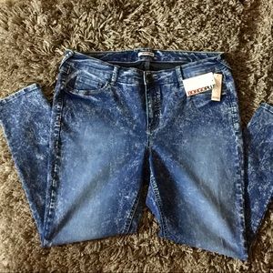 HP—BONGO PLUS 16w Skinny, Acid Washed, Dark Jeans!
